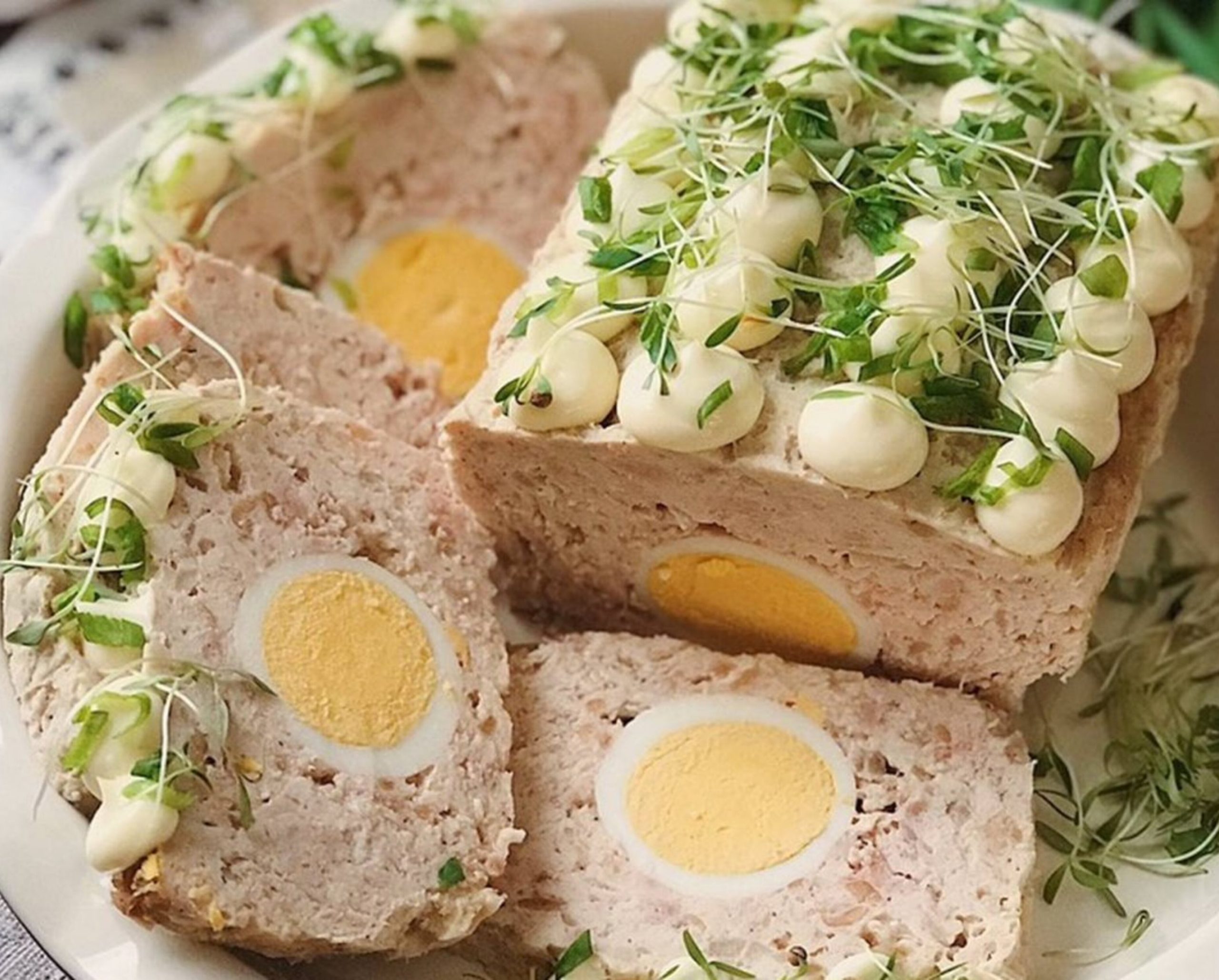 мясной рулет с яйцом