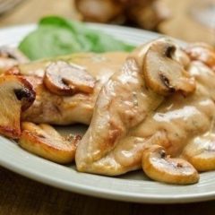 Куриное филе в сливочно-грибном соусе