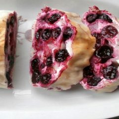 Рулет с творогом и смородиной